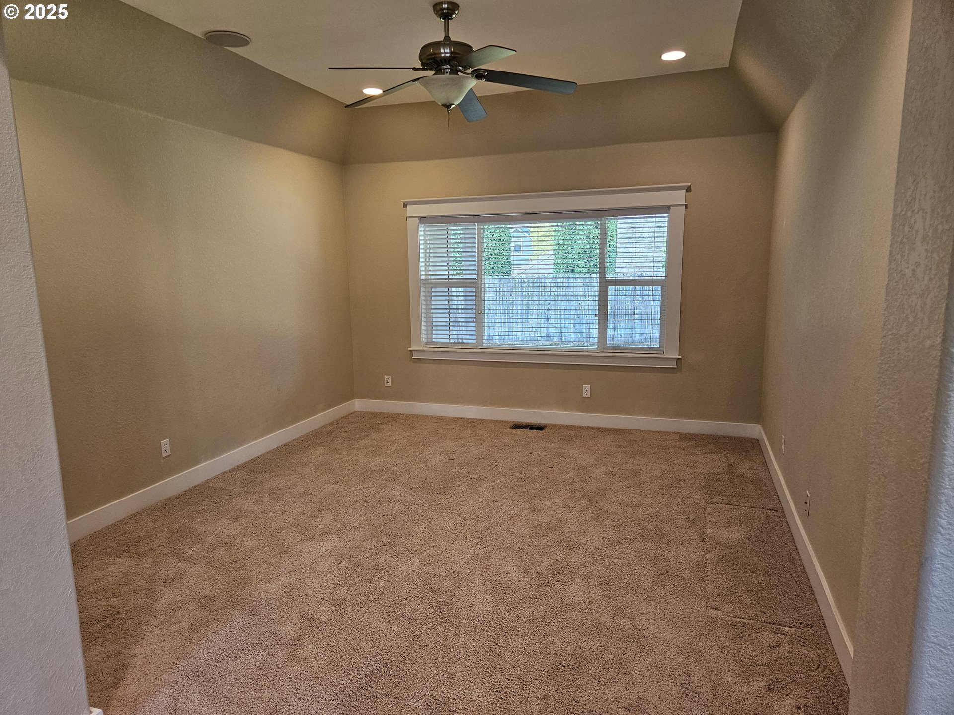 464 Oak Valley Loop Winchester, OR 97495 - Photo 7 of 30 Living Room