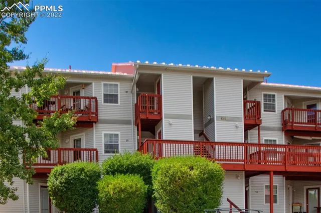 a view of front of house with a small yard