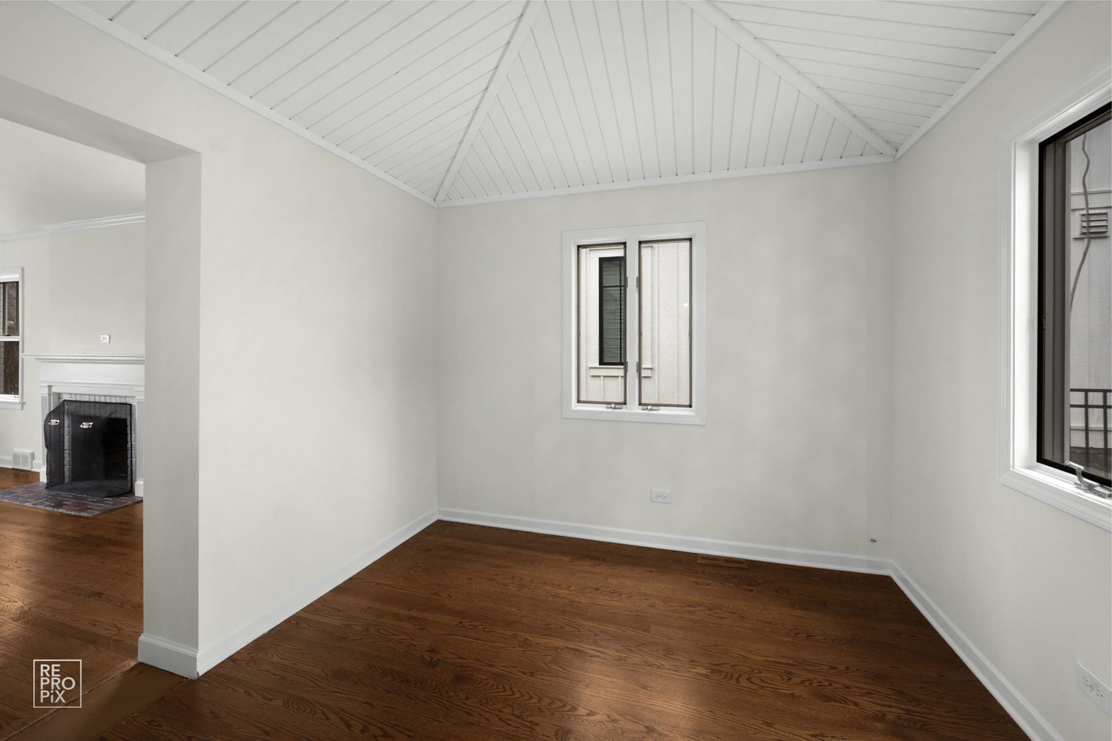 238 Grant Avenue Clarendon Hills, IL 60514 - Photo 15 of 39 an empty room with windows