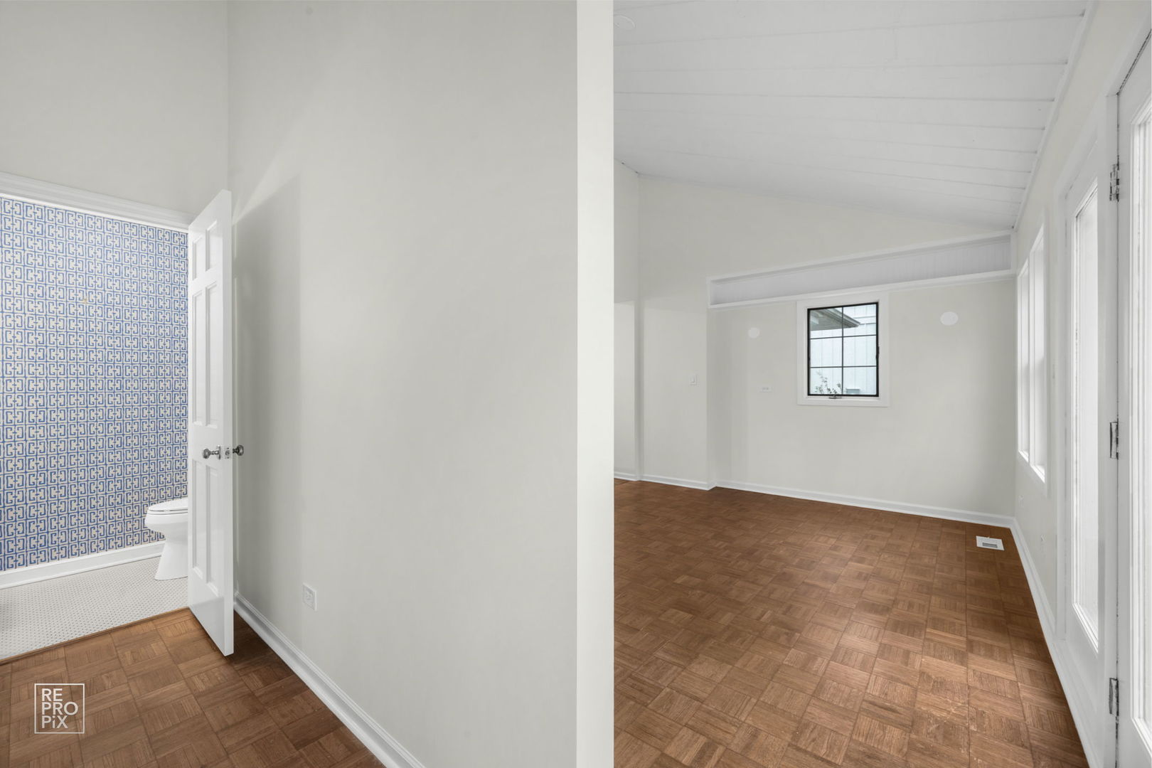 238 Grant Avenue Clarendon Hills, IL 60514 - Photo 22 of 39 an empty room with windows