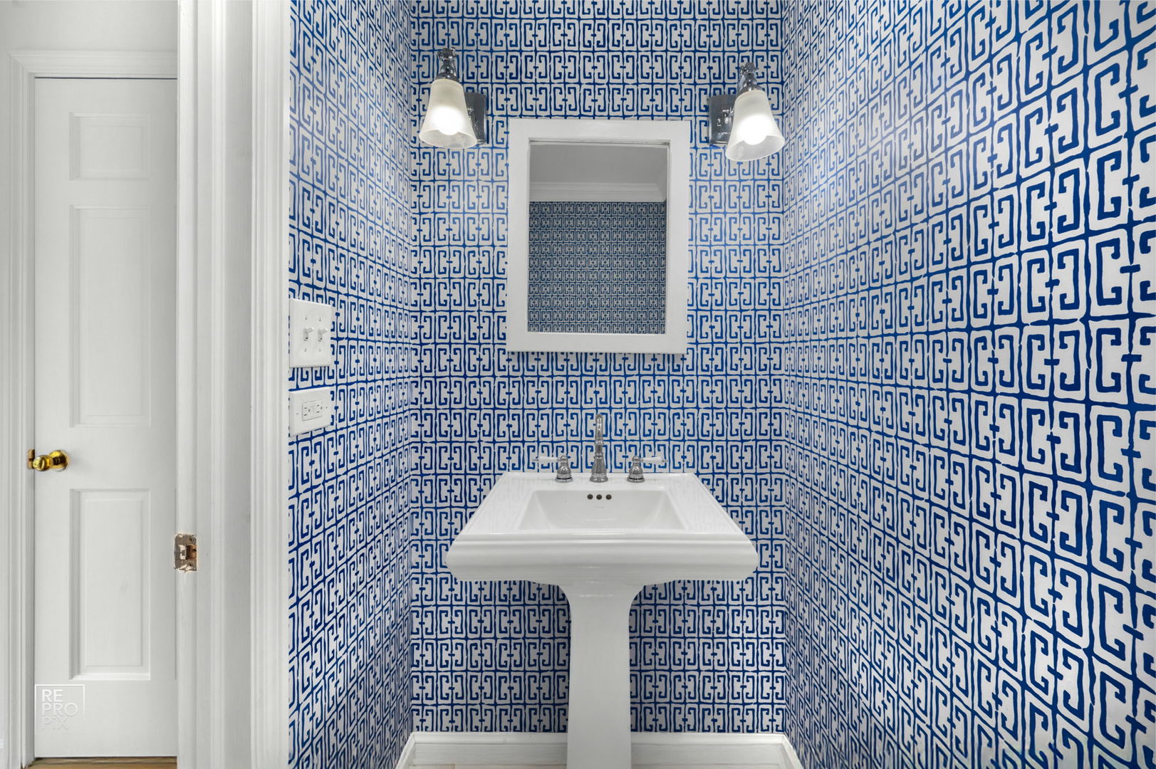 238 Grant Avenue Clarendon Hills, IL 60514 - Photo 23 of 39 a bathroom with a sink and a mirror