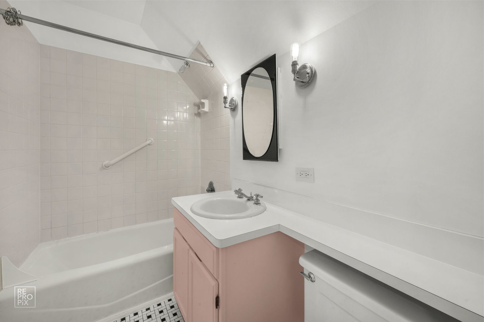 238 Grant Avenue Clarendon Hills, IL 60514 - Photo 30 of 39 a bathroom with a sink a mirror and a bathtub