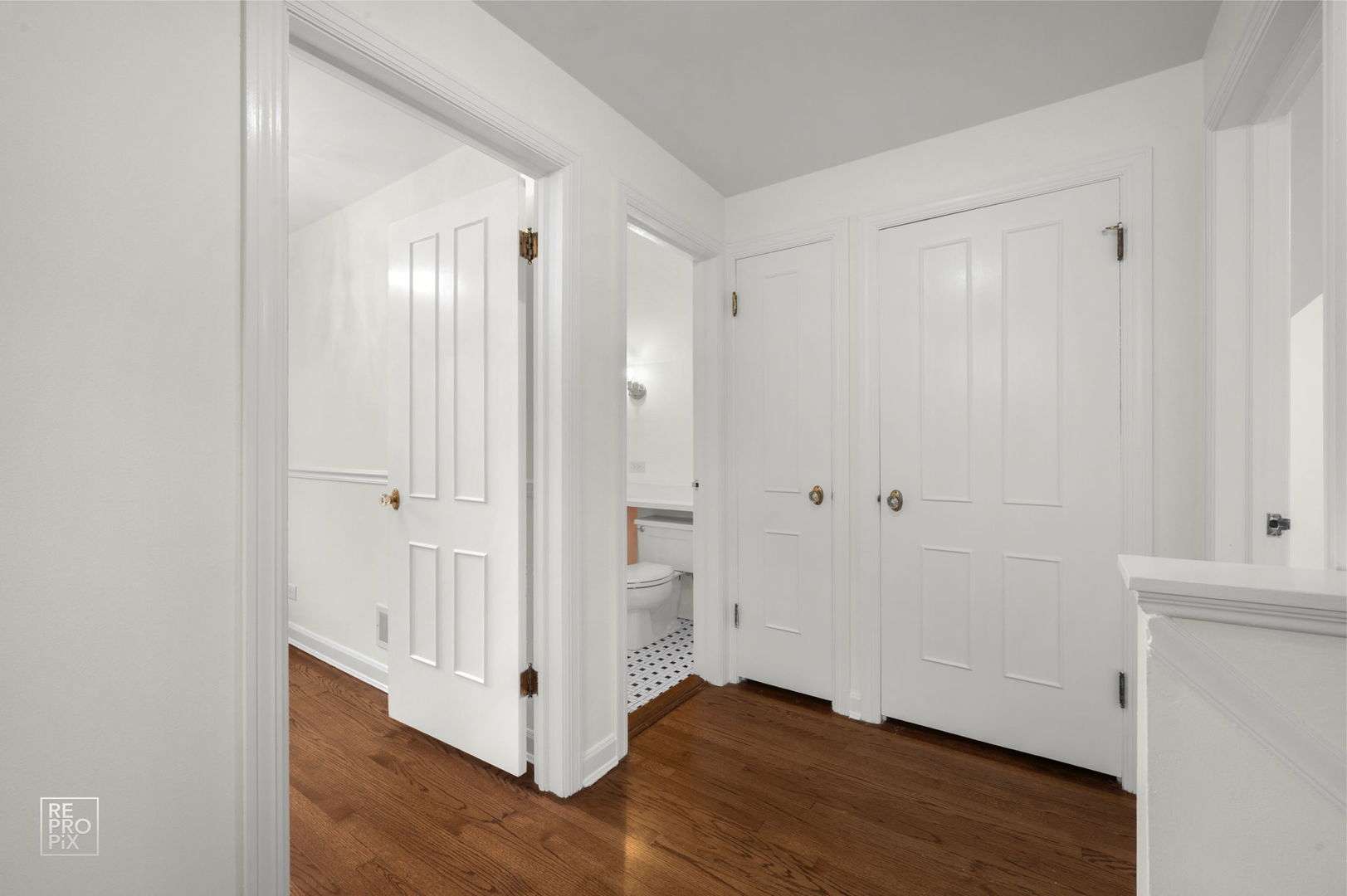 238 Grant Avenue Clarendon Hills, IL 60514 - Photo 31 of 39 a view of a hallway with wooden floor
