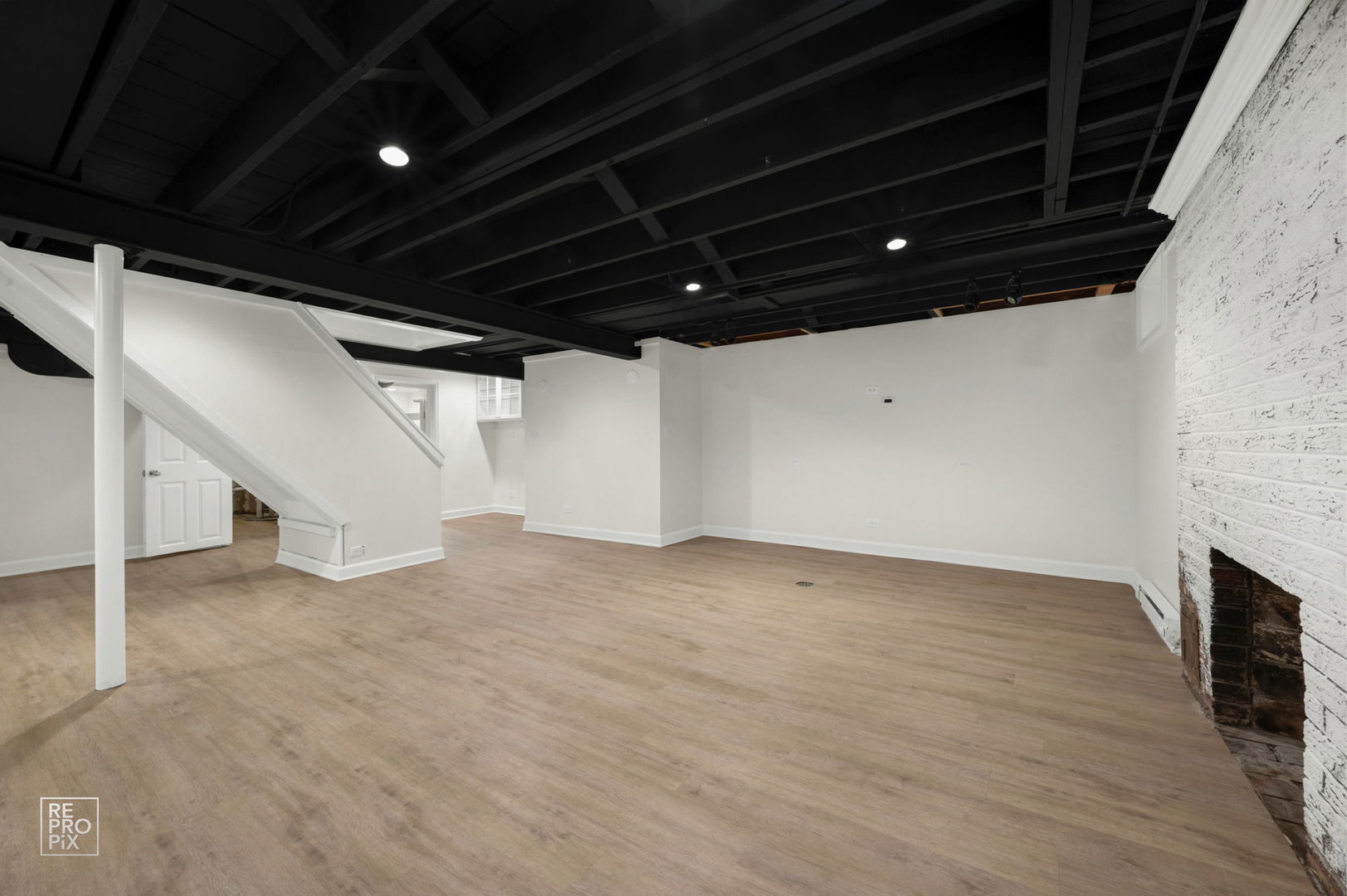 238 Grant Avenue Clarendon Hills, IL 60514 - Photo 33 of 39 a view of an empty room with wooden floor and a ceiling fan