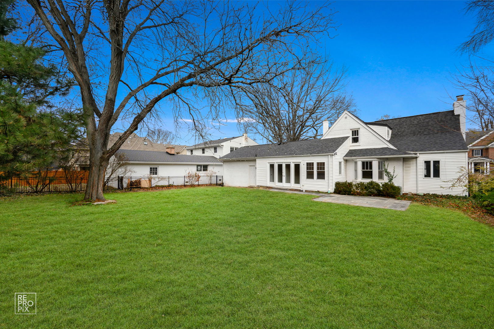 238 Grant Avenue Clarendon Hills, IL 60514 - Photo 38 of 39 a view of a house with a big yard