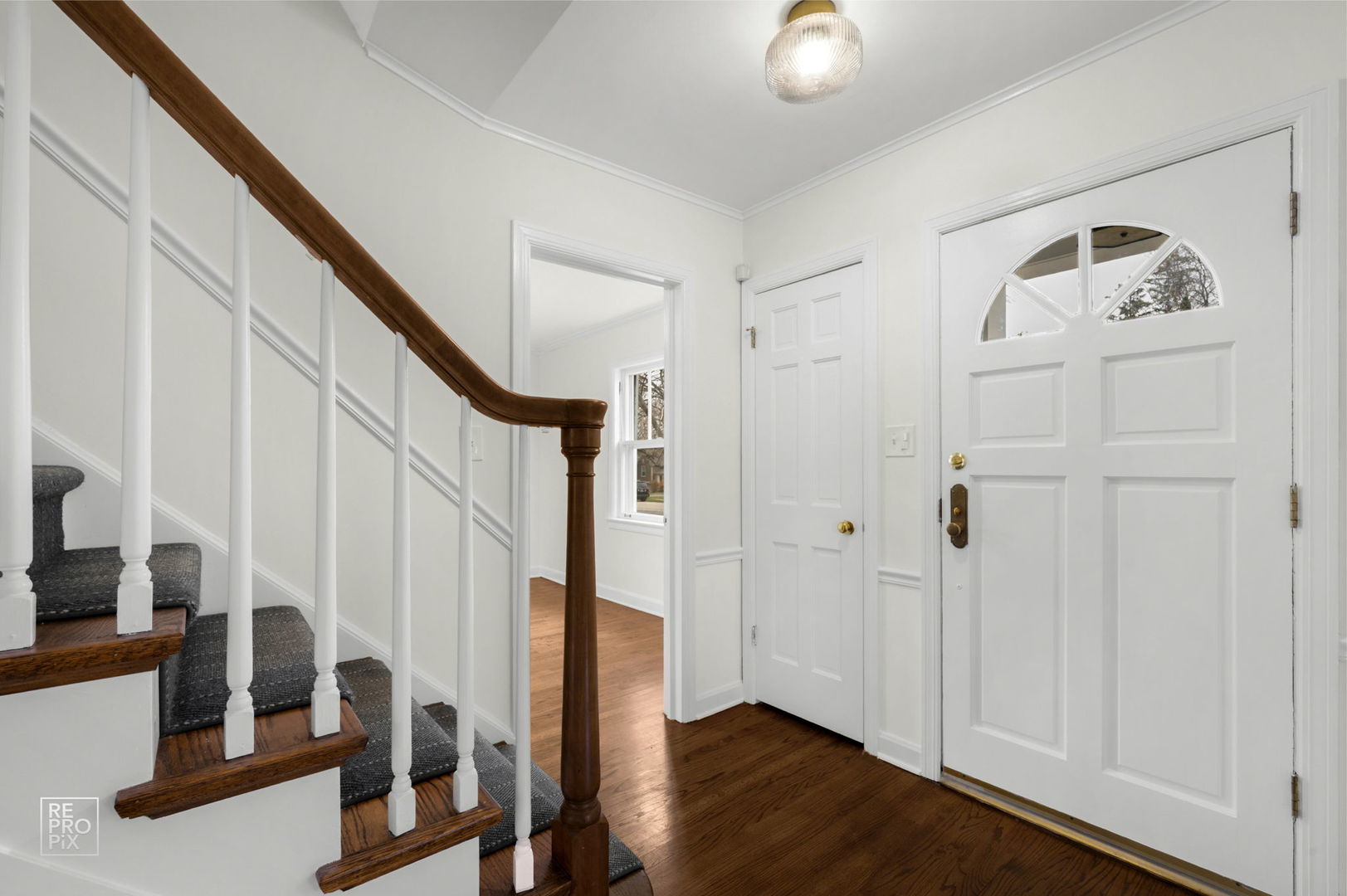 238 Grant Avenue Clarendon Hills, IL 60514 - Photo 4 of 39 a view of an entryway with wooden floor