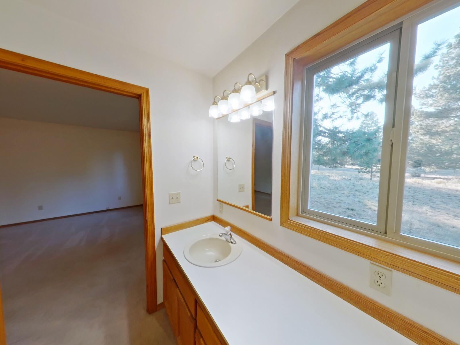 19761 Buck Canyon Road Bend, OR 97702 - Photo 11 of 33 Primary Bath (1)