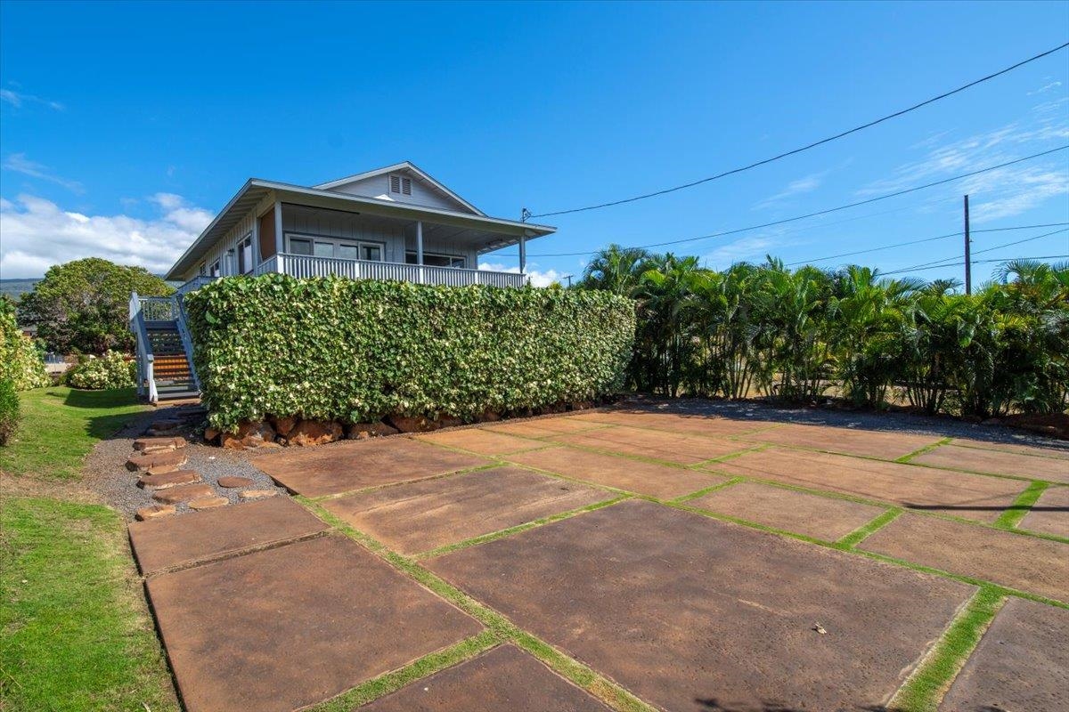 127 Wahikuli Road Lahaina, HI 96761 - Photo 3 of 27 a front view of a house with a yard