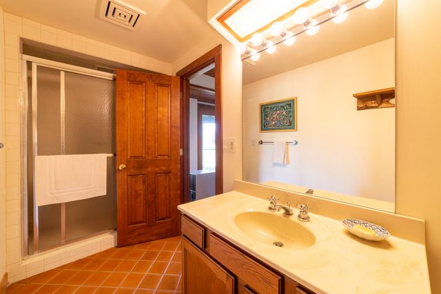 a view of a back yard