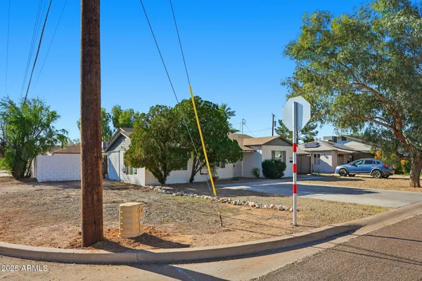 $1,895 | 2245 East Flower Street, Phoenix, AZ 85016