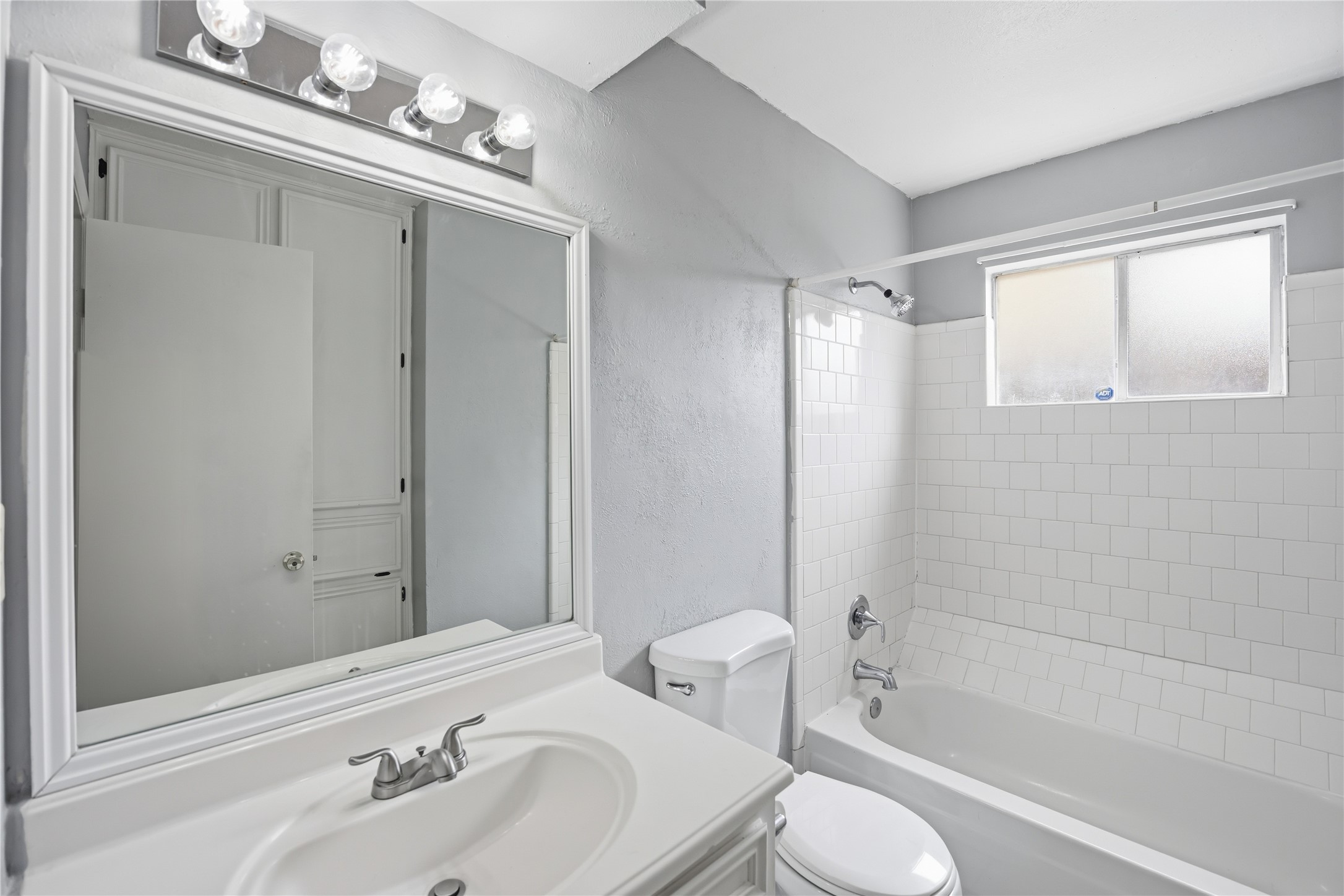 2907 West Greens Road Houston, TX 77067 - Photo 19 of 29 Bathroom