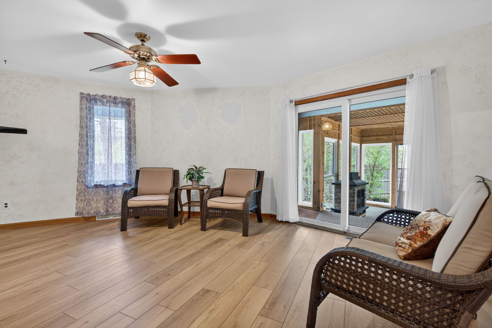 3420 Quail Court Morris, IL 60450 - Photo 19 of 53 a living room with furniture two window and a ceiling fan