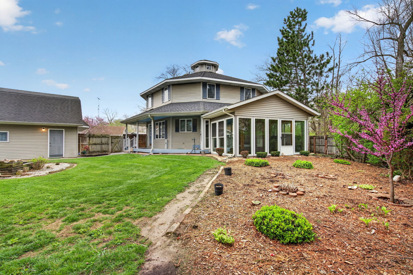 3420 Quail Court Morris, IL 60450 - Photo 42 of 53 a front view of a house with a garden