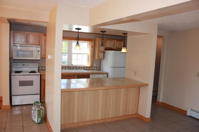 3553 O'Brien Road Southwest Grand Rapids, MI 49534 - Photo 6 of 15 View of Kitchena and bar