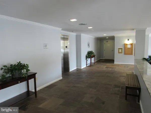 $1,750 | 5353 Columbia Pike, Unit 606, Arlington, VA 22204