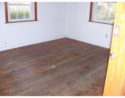 11 King Road Middletown, RI 02842 - Photo 6 of 7 Living Room.