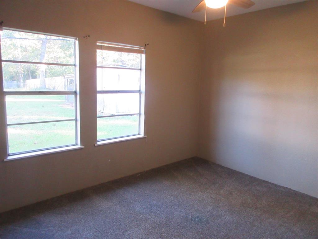1021 Scarpengo Road Shreveport, LA 71107 - Photo 10 of 22 an empty room with a window