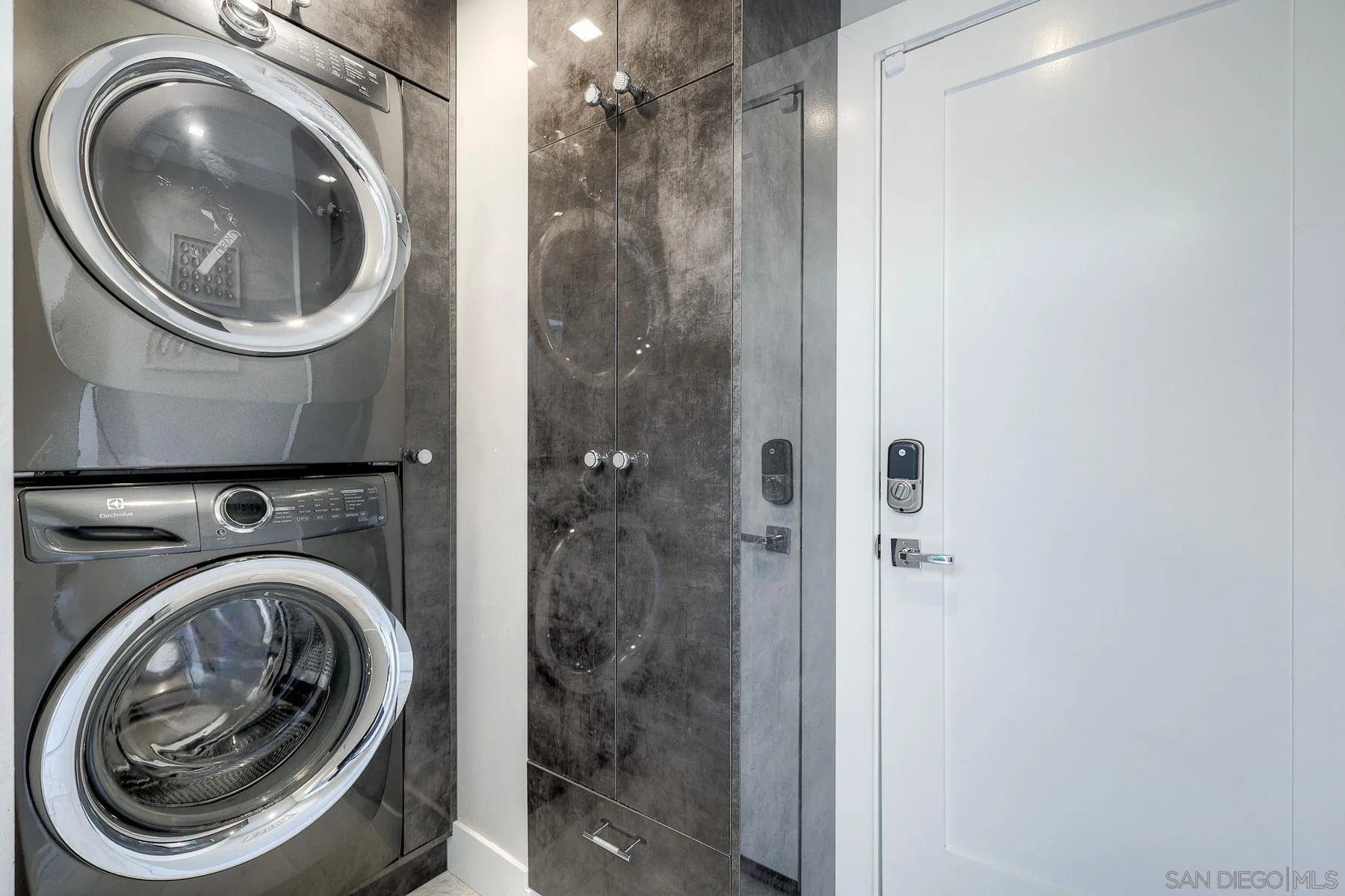 911 9th Street Coronado, CA 92118 - Photo 33 of 35 a bathroom with a toilet and a sink