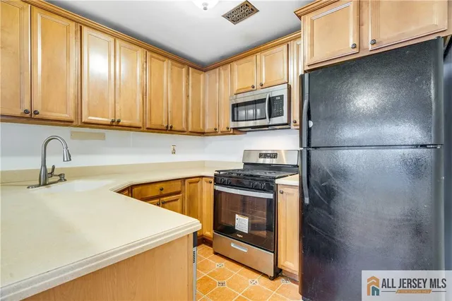 a view of empty room with window