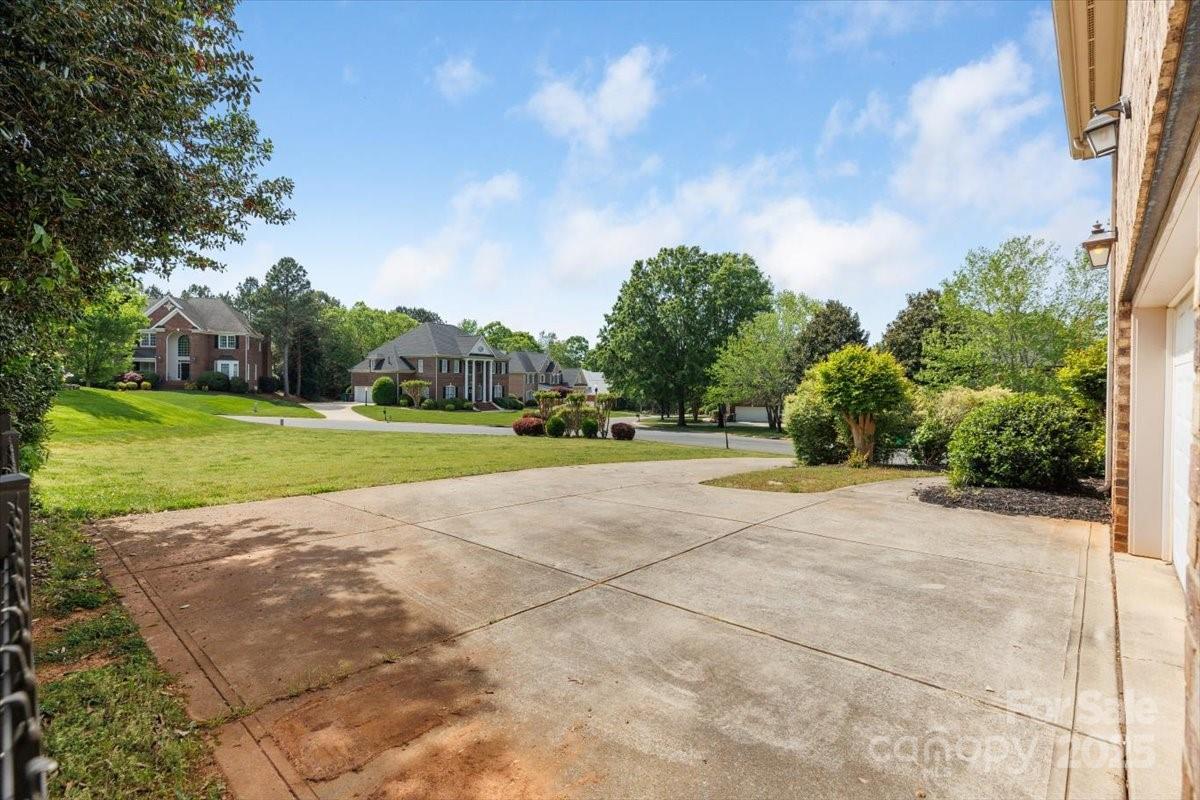 10836 Fox Hedge Road Matthews, NC 28105 - Photo 5 of 38 Gallery Image 5