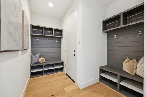 a view of livingroom with furniture