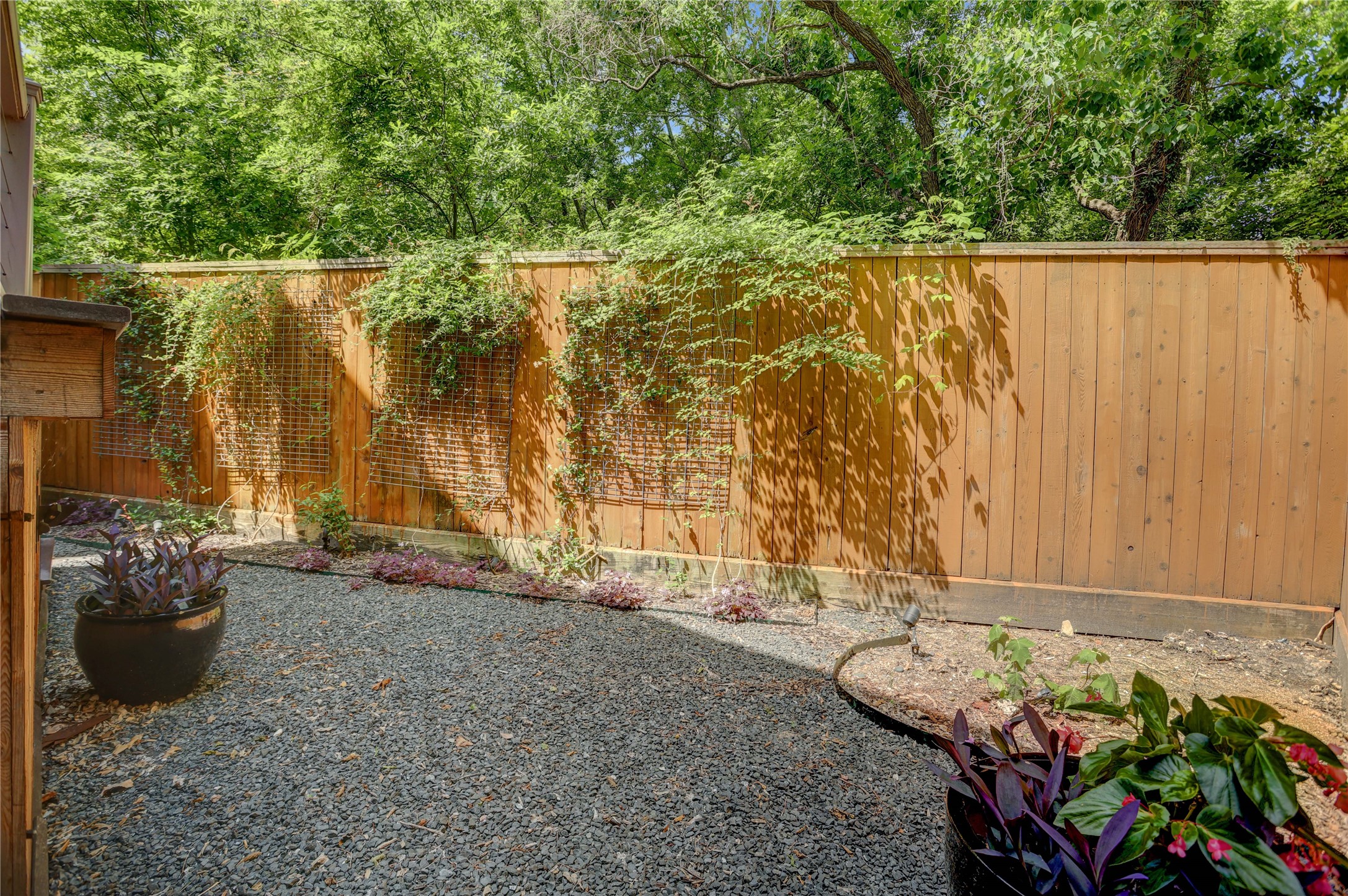 4124 Bonner View Lane Houston, TX 77007 - Photo 25 of 31 The back yard was designed with low maintenance in mind!