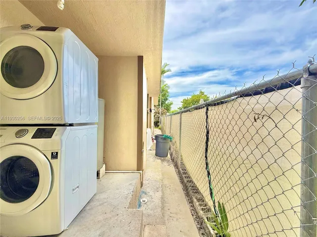 a view of a backyard