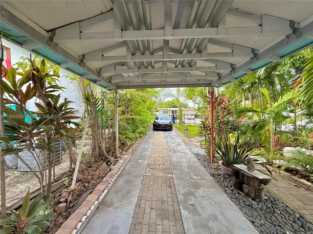 a view of outdoor space yard and porch