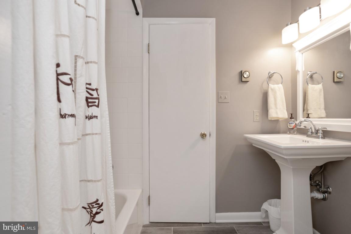 9396 Mountjoy Road Marshall, VA 20115 - Photo 20 of 45 Main level full bath