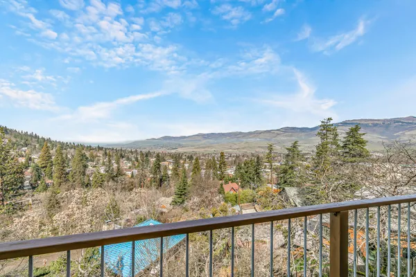 $750,000 | 211 Glenview Drive, Ashland, OR 97520