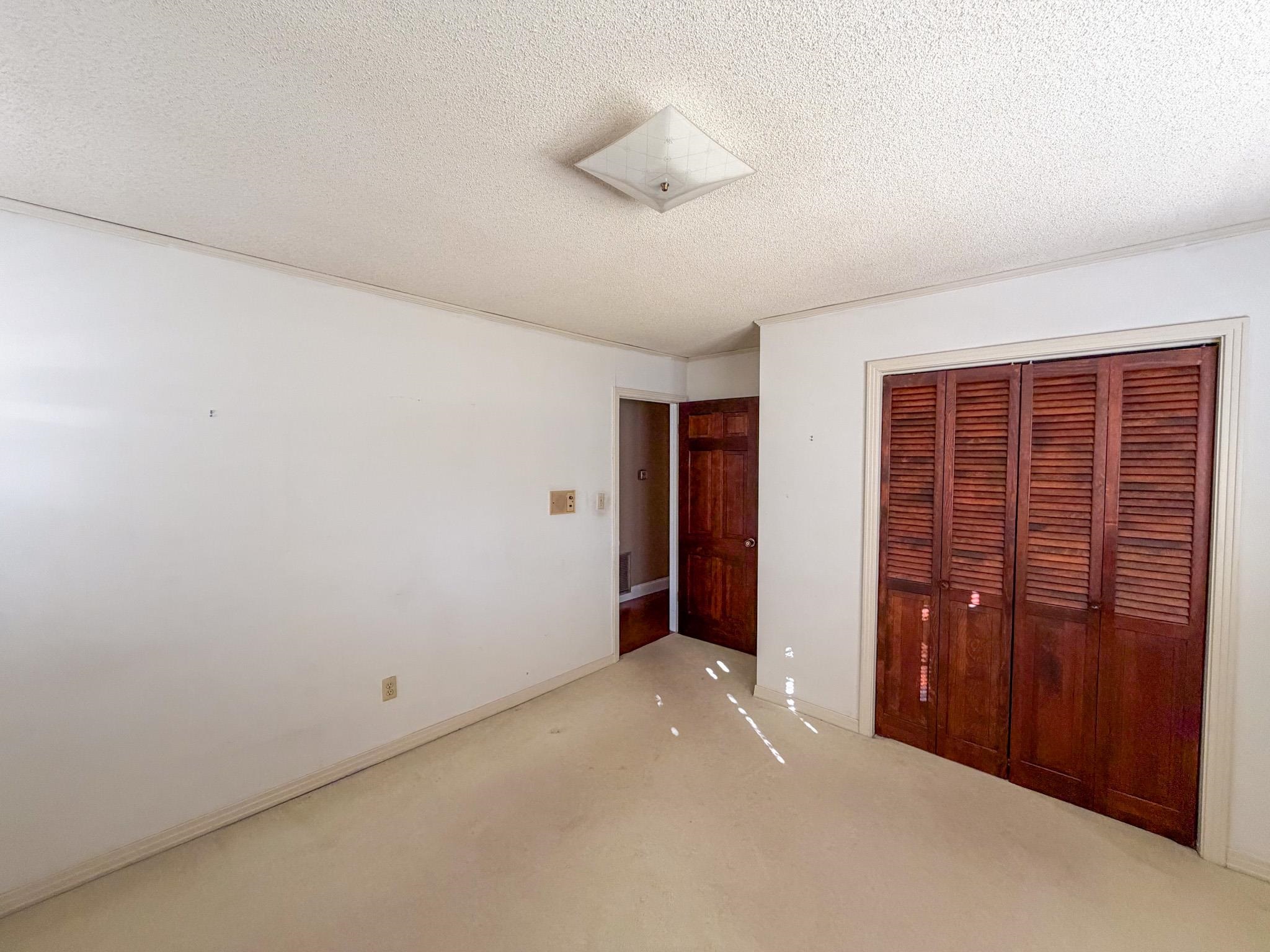 503 East Quitman Street Iuka, MS 38852 - Photo 13 of 20 an empty room with windows & cabinet