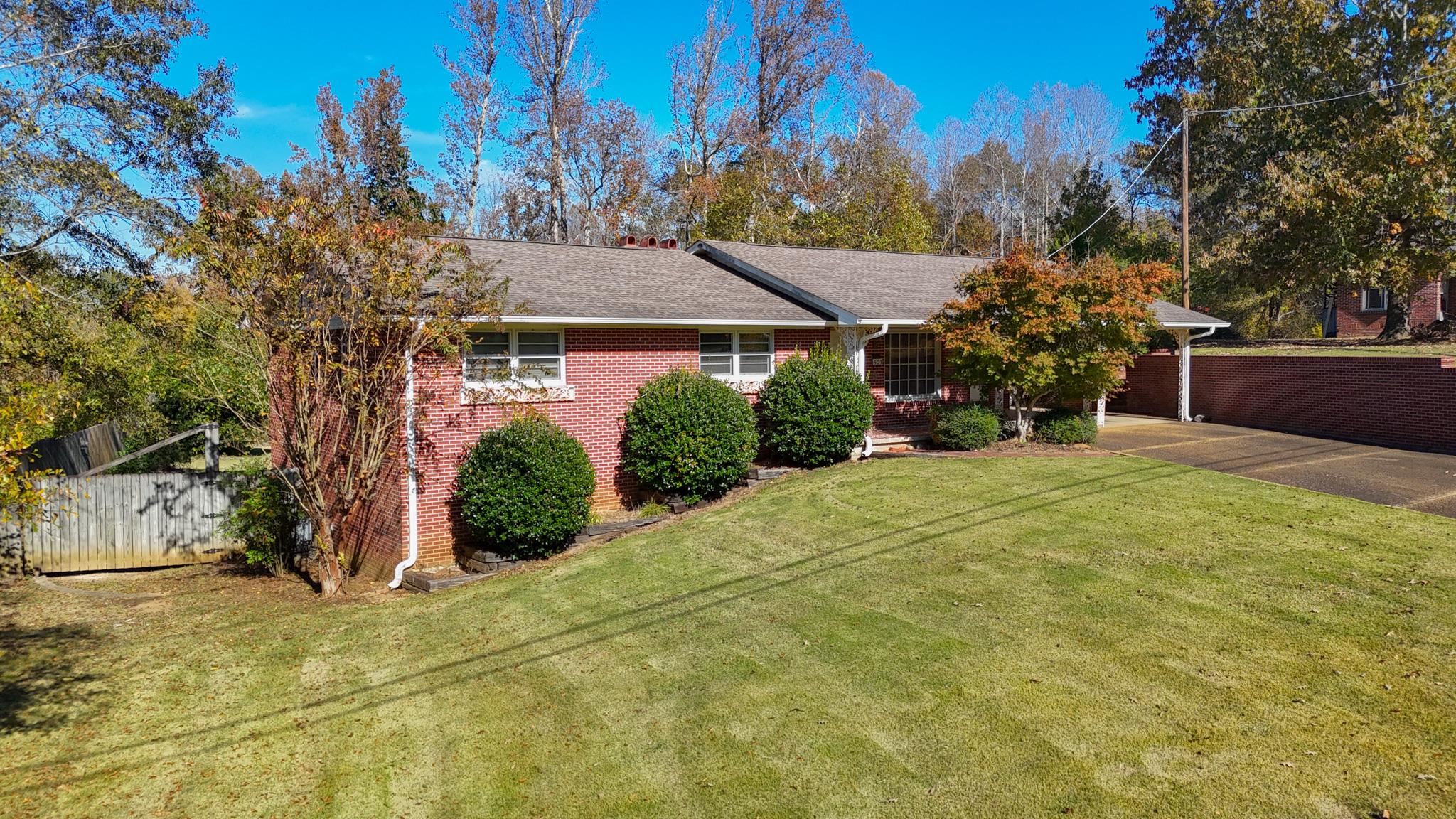 503 East Quitman Street Iuka, MS 38852 - Photo 3 of 20 a front view of a house with a yard