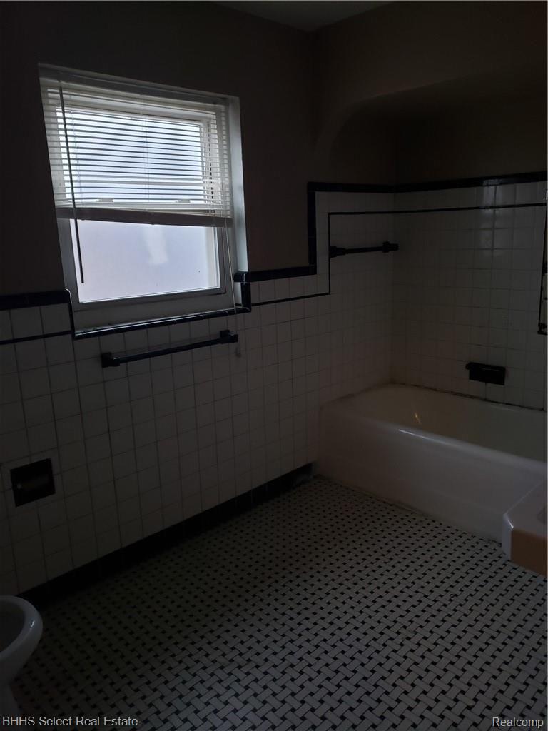 8111 Rolyat Street Detroit, MI 48234 - Photo 12 of 17 upstairs bathroom.jpg