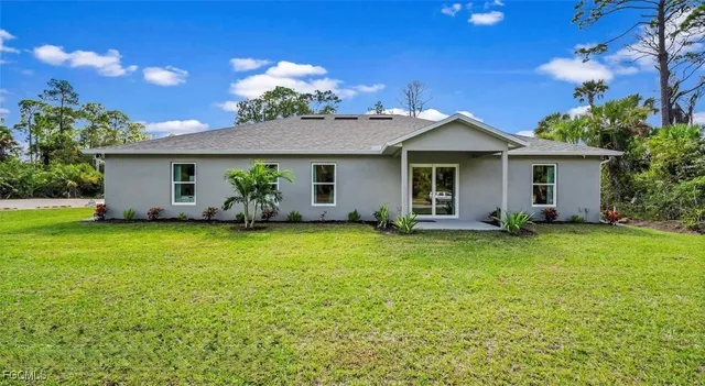 a view of a house with backyard