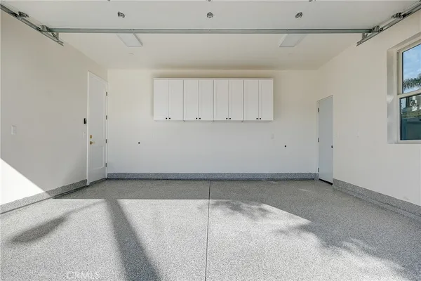 a black and white photo of a living room