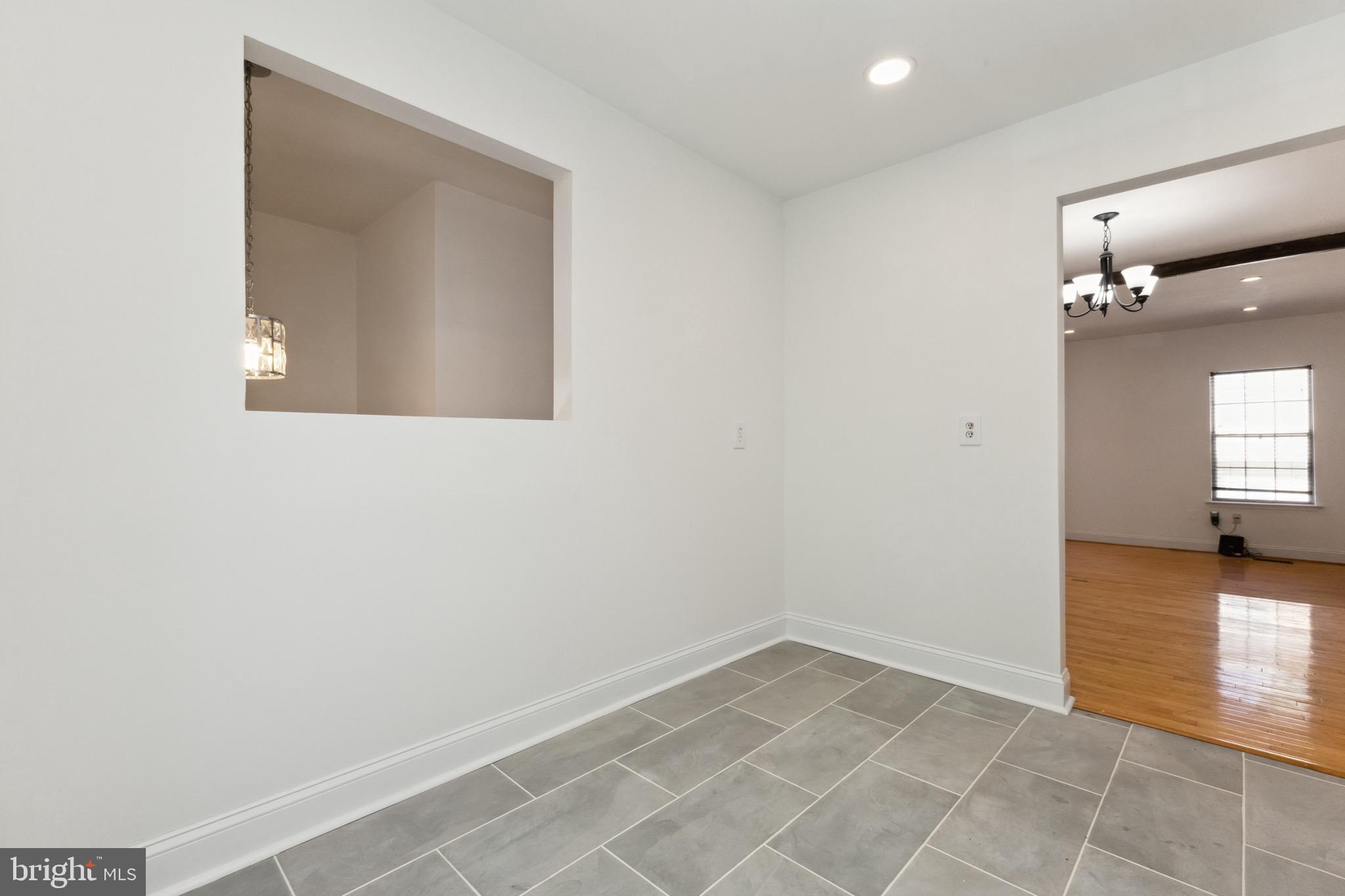 2480 Ridgehampton Court Reston, VA 20191 - Photo 9 of 25 an empty room with a bathroom and mirror