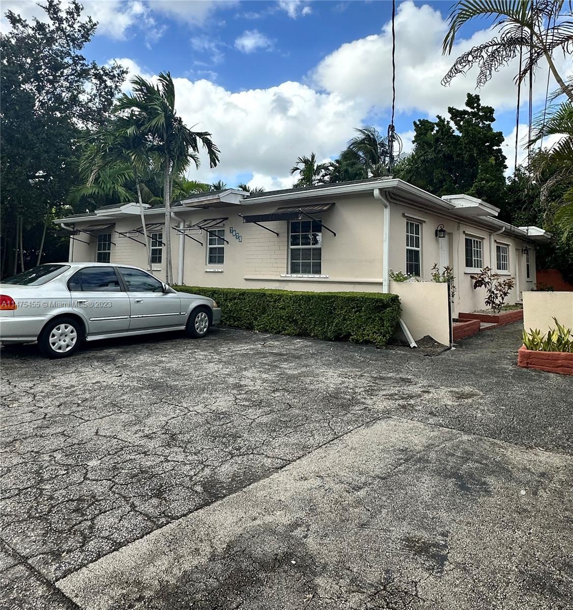 a view of a house with backyard