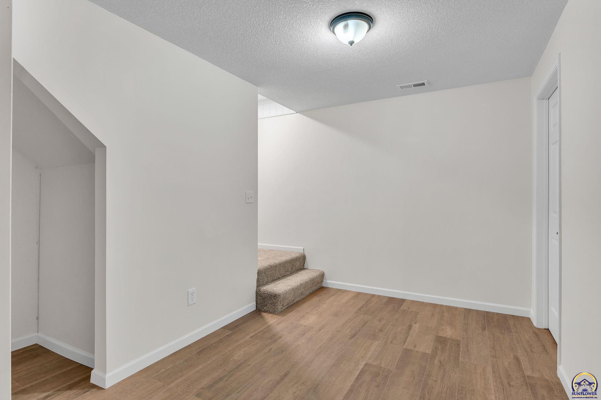 6040 Southwest 25th Street Topeka, KS 66614 - Photo 14 of 19