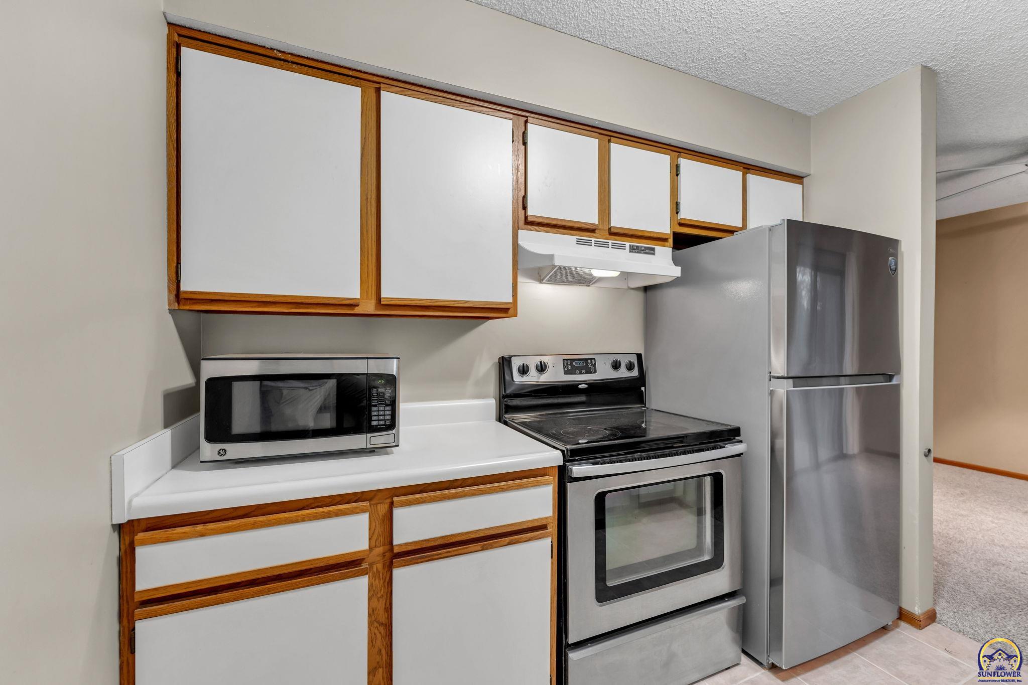 6040 Southwest 25th Street Topeka, KS 66614 - Photo 8 of 19