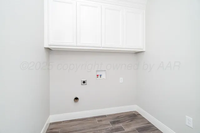 a view of backyard with pathway