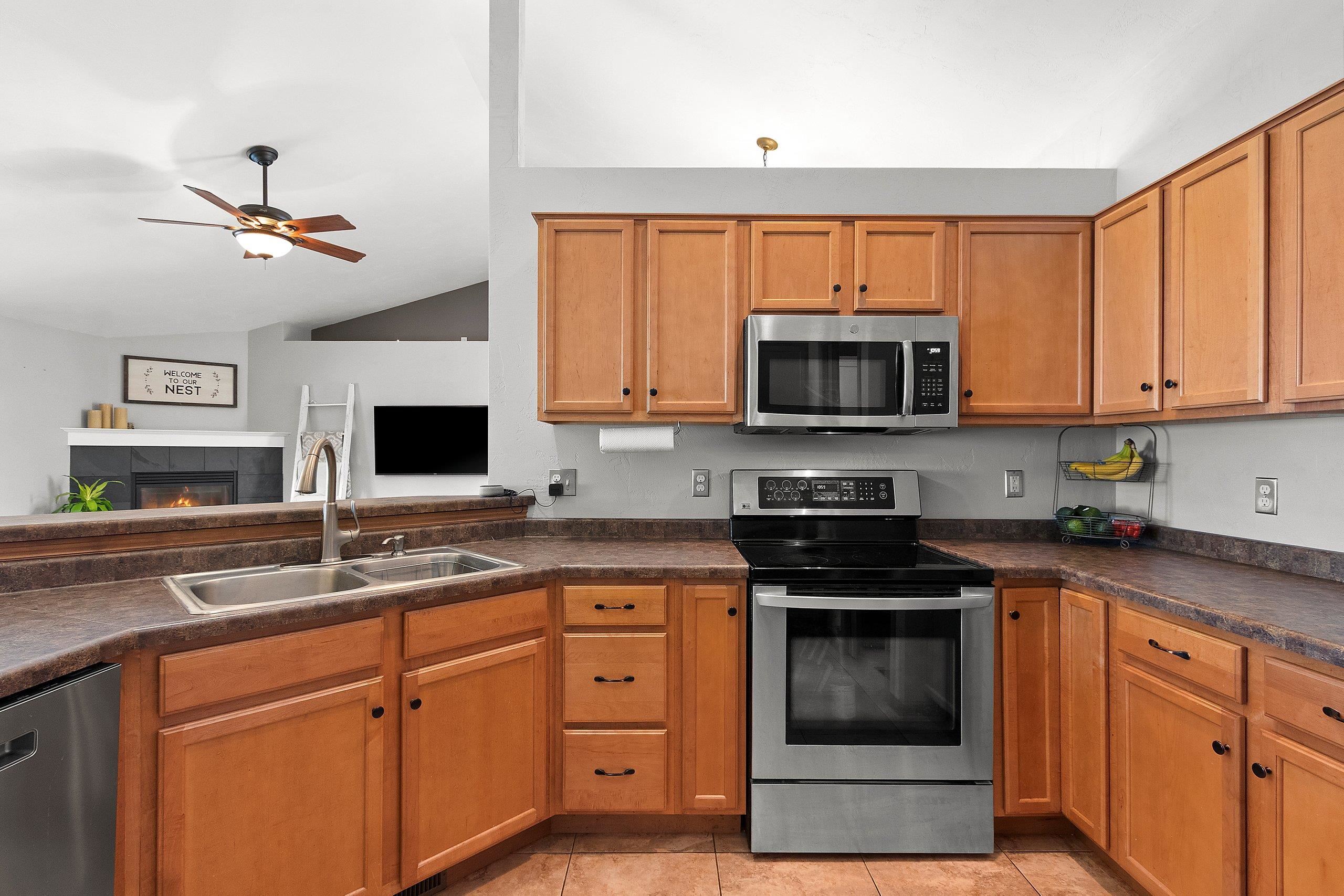 1012 Tana Lane Menasha, WI 54952 - Photo 15 of 44