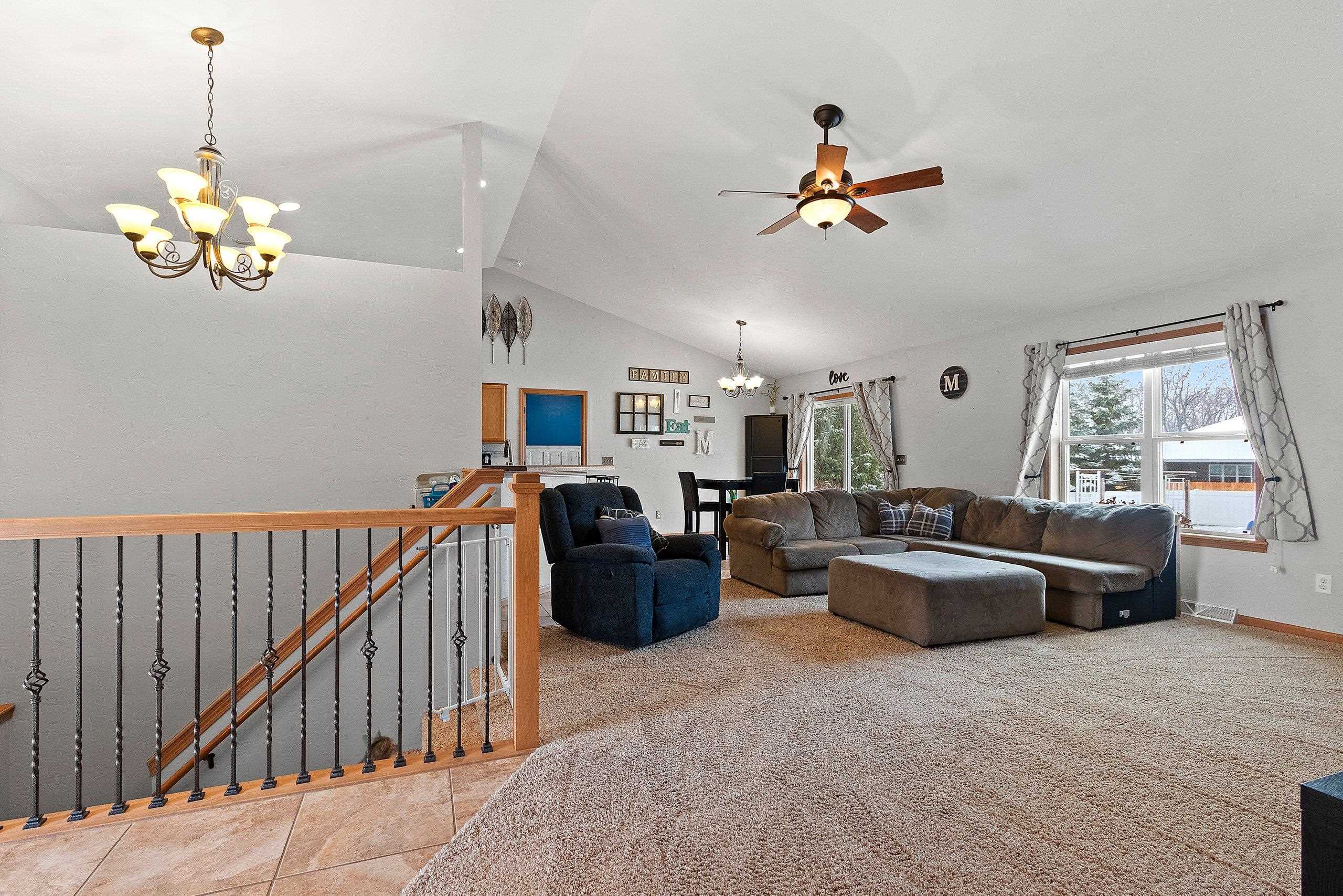 1012 Tana Lane Menasha, WI 54952 - Photo 4 of 44