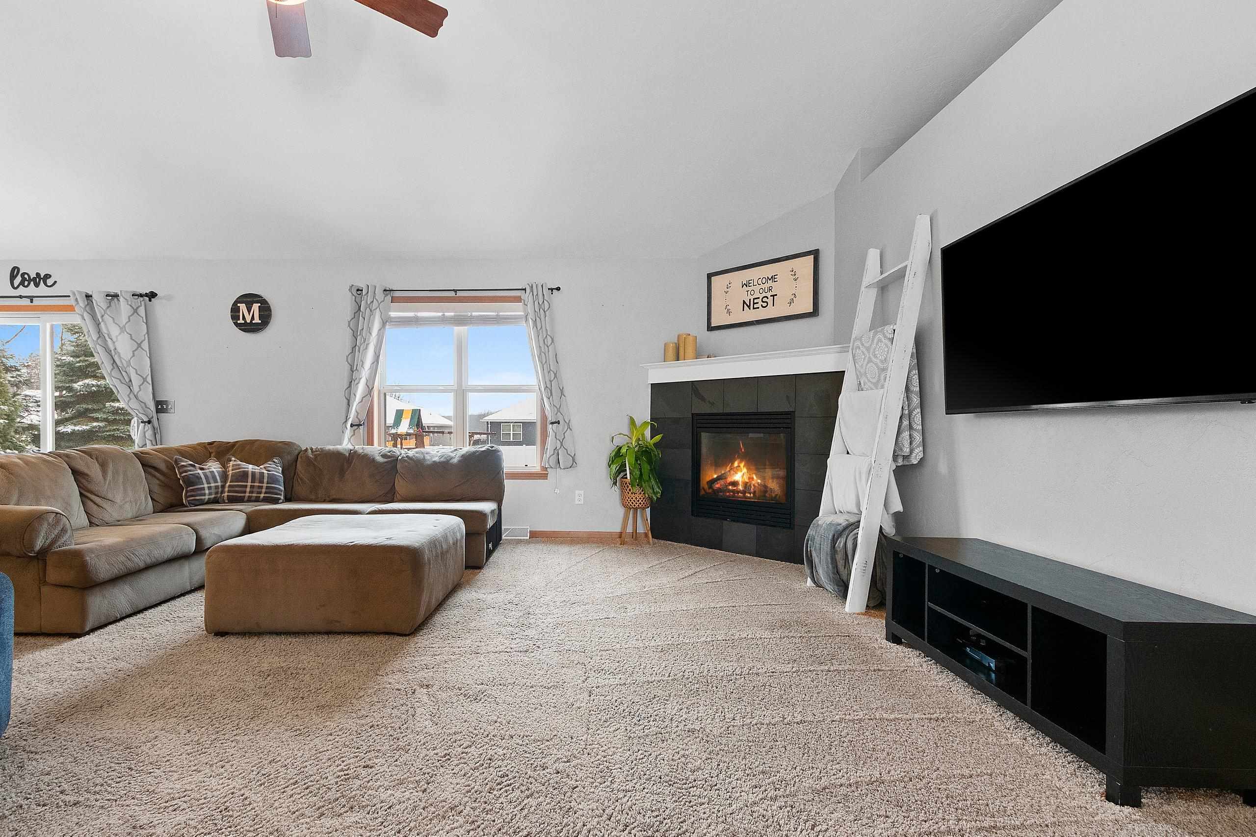 1012 Tana Lane Menasha, WI 54952 - Photo 5 of 44