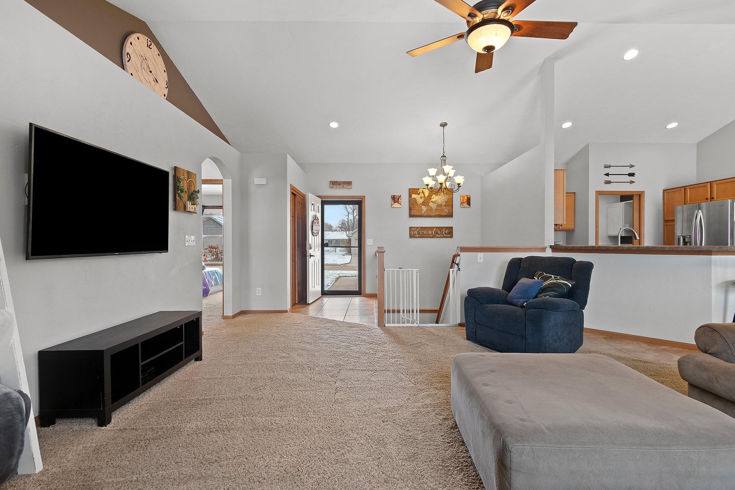 1012 Tana Lane Menasha, WI 54952 - Photo 8 of 44