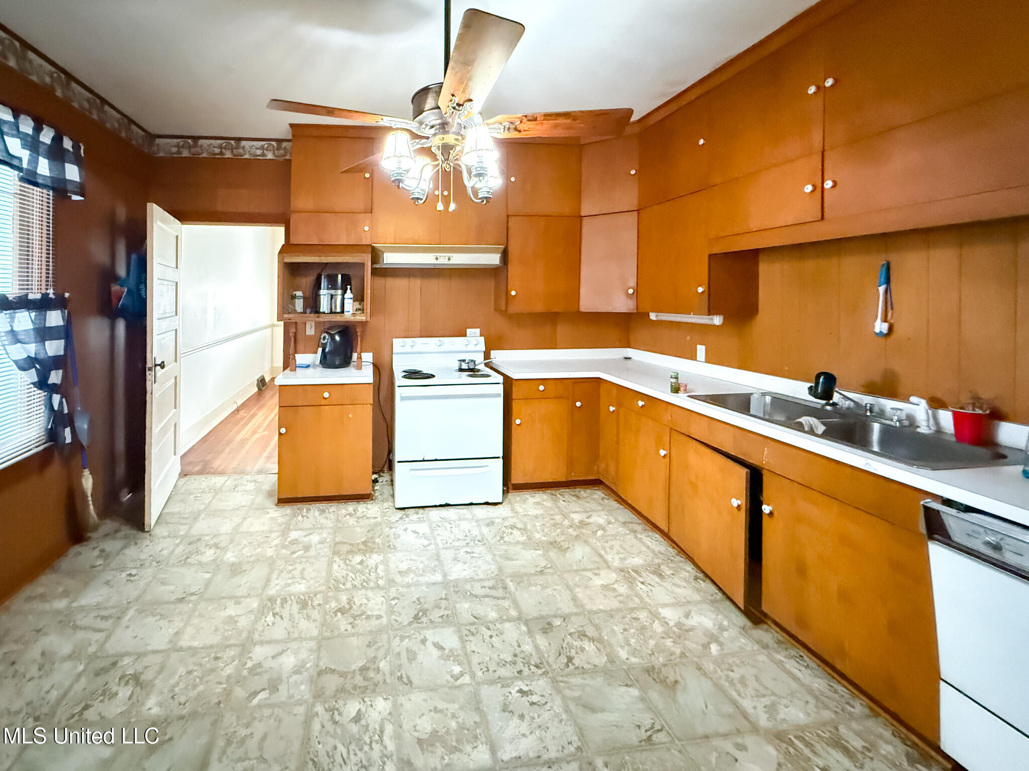 507 West Georgia Avenue McComb, MS 39648 - Photo 4 of 12 IMG_4636