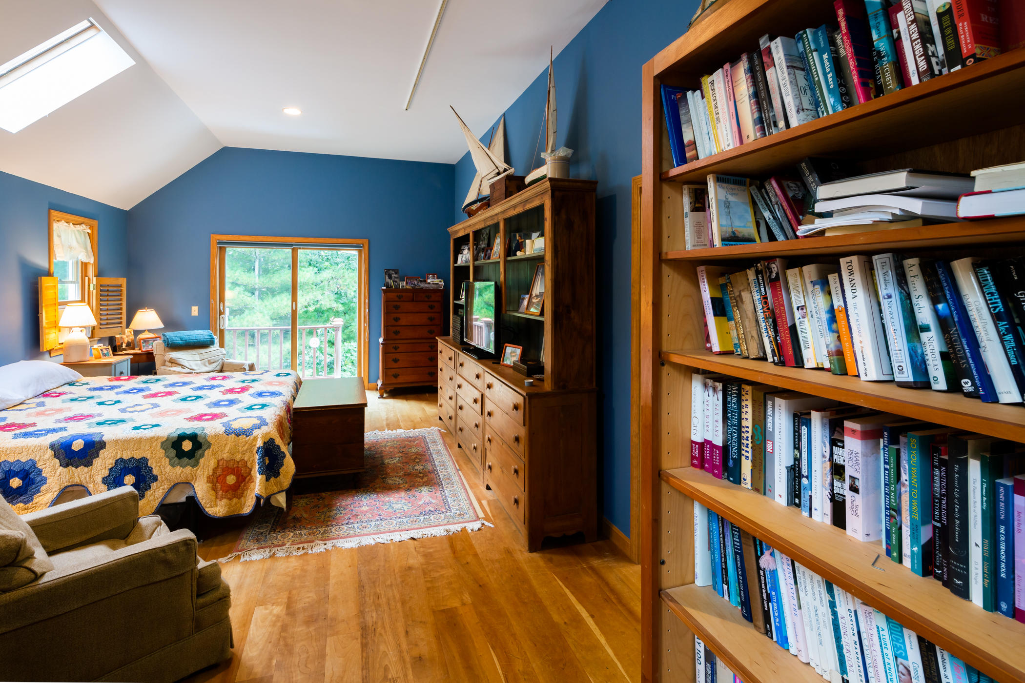 45 Marven Way Wellfleet, MA 02667 - Photo 14 of 37 a bedroom with furniture book shelf and a book shelf