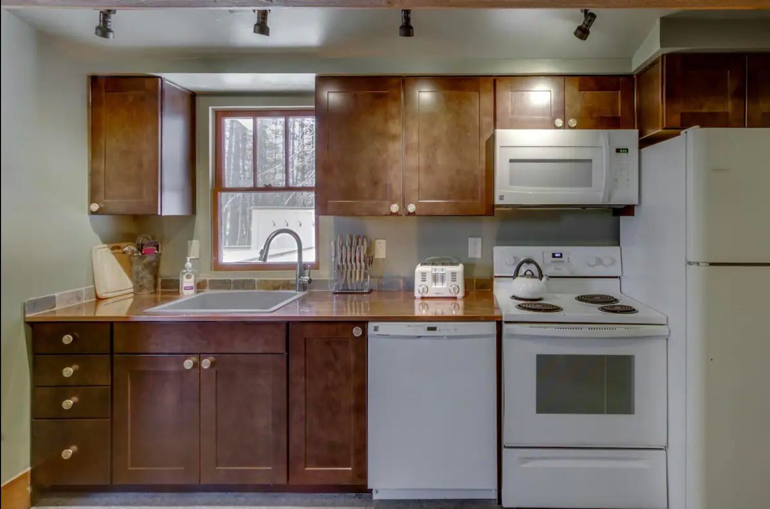 17009 Covina Road Bend, OR 97707 - Photo 11 of 38 Kitchen