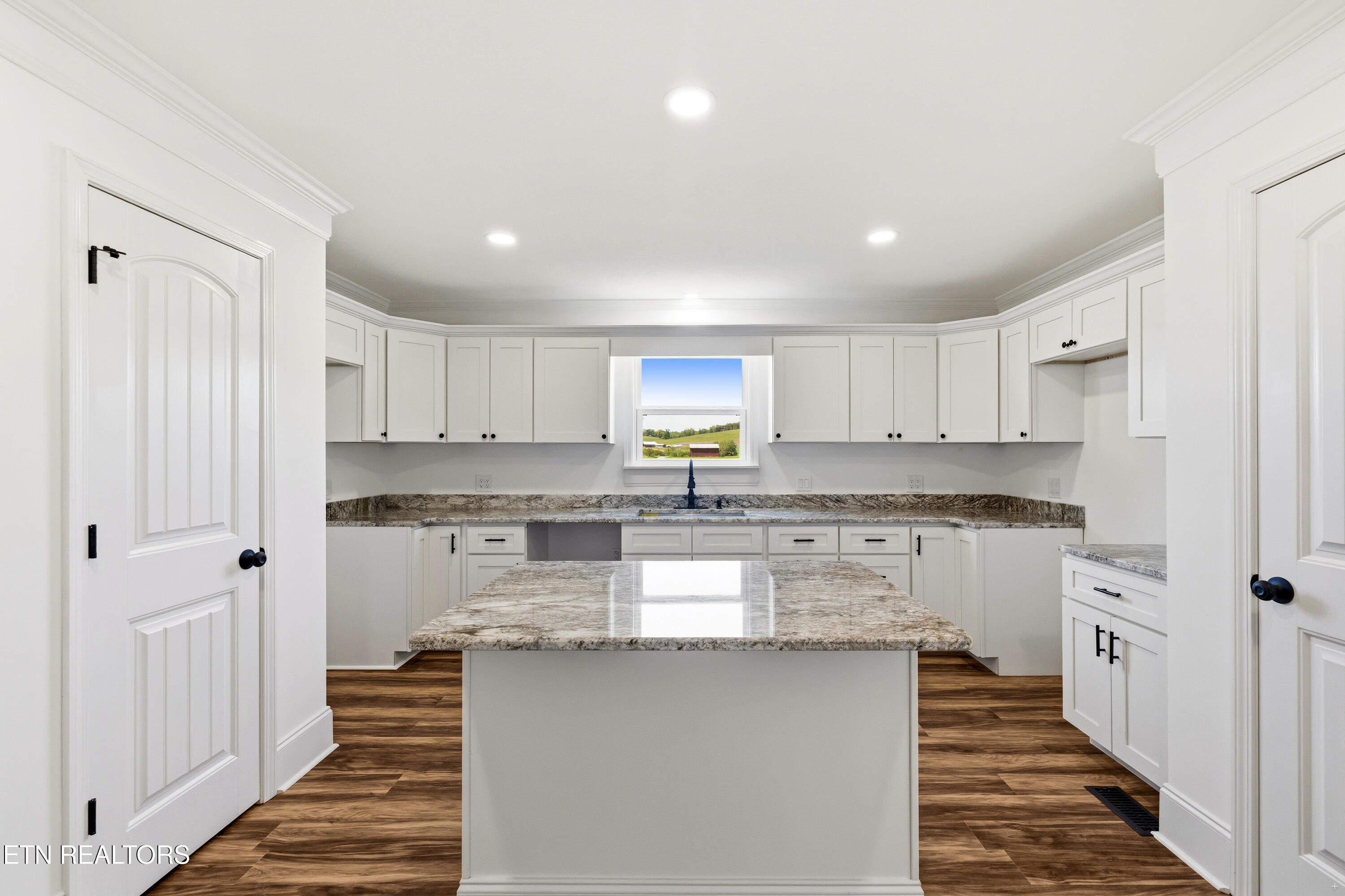 141 Neal Drive Rutledge, TN 37861 - Photo 4 of 24 Huge Kitchen