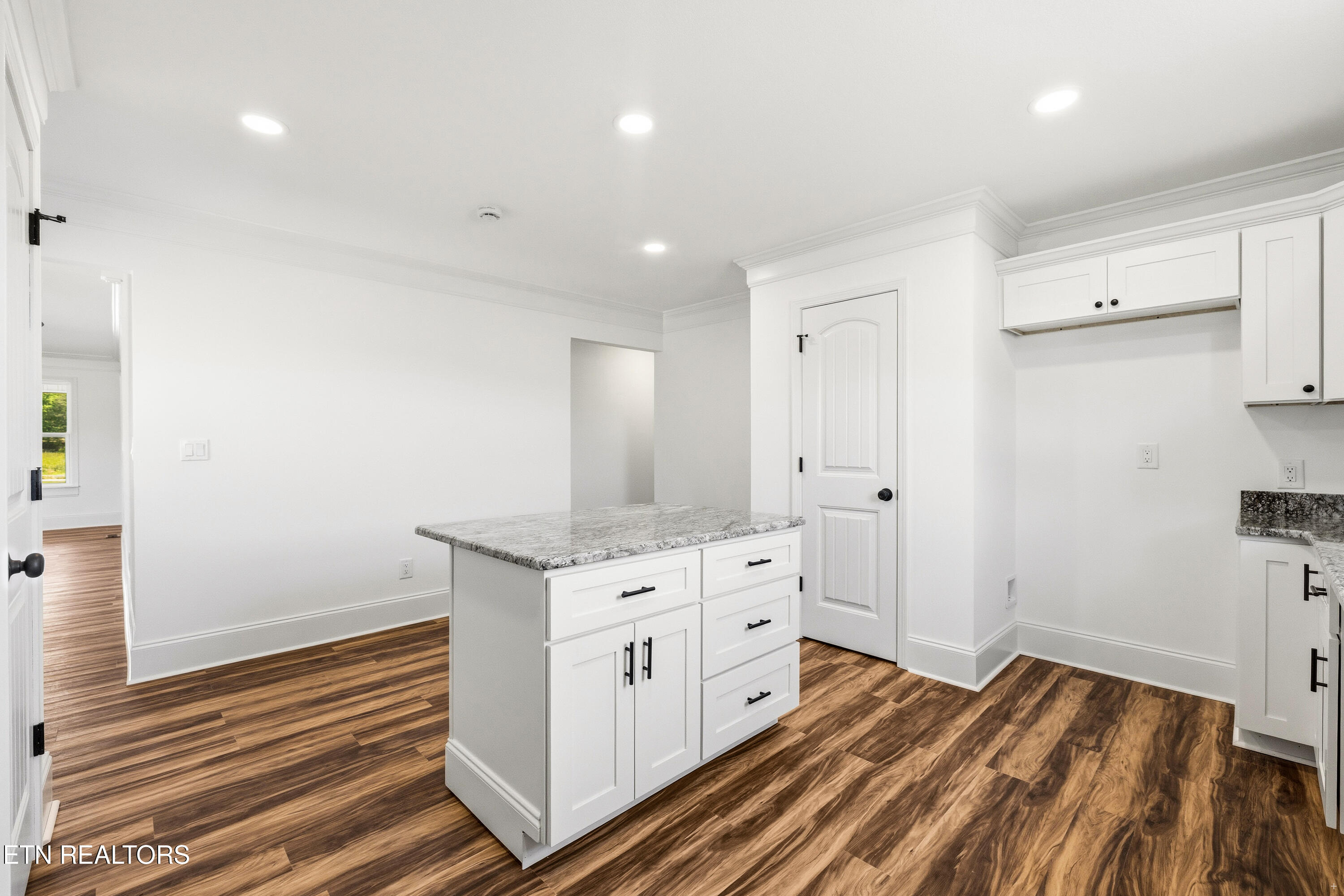 141 Neal Drive Rutledge, TN 37861 - Photo 5 of 24 Kitchen with Island