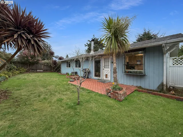 a view of a house with backyard